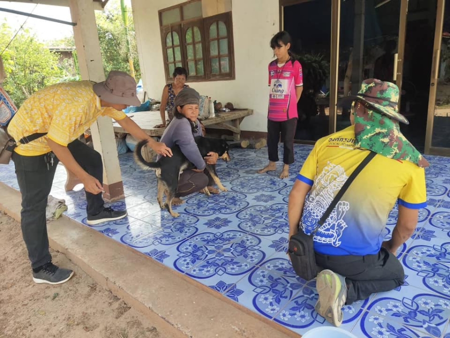 งานสาธารณสุข สำนักปลัด อบต.นาดี  ร่วมกับผู้นำชุมชน ลงพื้นที่ฉีดวัคซีนป้องกันโรคพิษสุนัขบ้า ในพื้นที่บ้านขี้เหล็ก หมู่ที่ 7 ตำบลนาดี อำเภอนาเยีย จังหวัดอุบลราชธานี