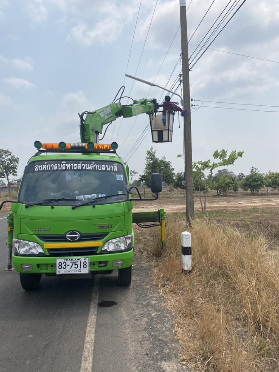 กองช่าง (งานไฟฟ้า) ดำเนินการซ่อมแซมไฟฟ้าสาธารณะ จำนวน 5 จุด บริเวณบ้านขี้เหล็ก หมู่ที่ 7 ตำบลนาดี อำเภอนาเยีย จังหวัดอุบลราชธานี เพื่อให้ใช้งานได้ปกติ