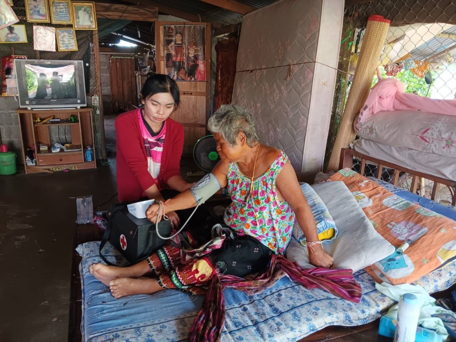 กองสวัสดิการสังคม ดำเนินการออกเยี่ยมผู้สูงอายุที่มีภาวะพึ่งพิง ในพื้นที่ตำบลนาดี ประจำเดือนตุลาคม 2566