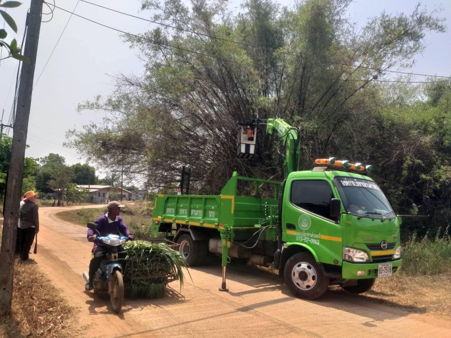 กองช่าง (งานไฟฟ้า) สนับสนุนรถกระเช้า ตัดกิ่งไม้บริเวณถนนรอบหมู่บ้าน บ้านหนองสิมมาใต้ หมู่ที่ 12 เพื่อให้ประชาชนสัญจรไปมาทางถนนได้สะดวก