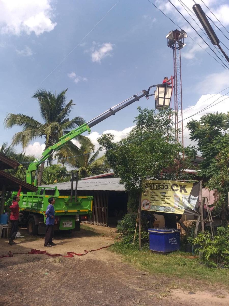 กองช่าง ( งานไฟฟ้า ) สนับสนุนรถกระเช้าพร้อมบุคลากร ร่วมกับผู้นำชุมชน เคลื่อนย้ายหอกระจายข่าว บ้านม่วง หมู่ที่ 3 และซ่อมแซมไฟฟ้าสาธารณะ บ้านห้วยหอย หมู่ที่ 5 ตำบลนาดี อำเภอนาเยีย จังหวัดอุบลราชธานี เพื่อให้ใช้งานได้ปกติ