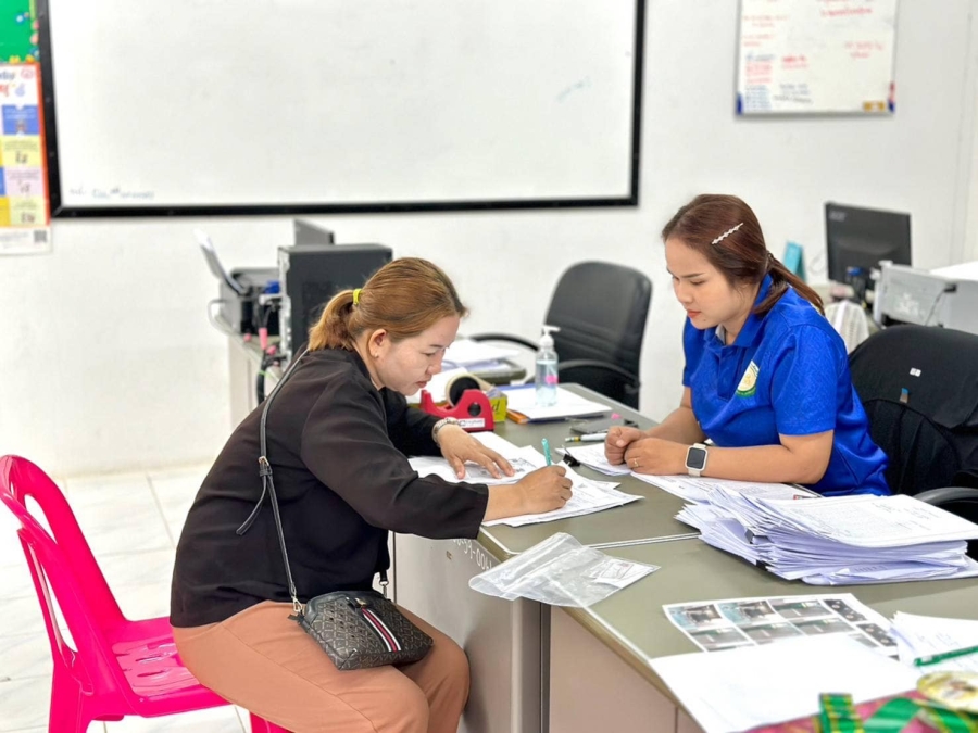 กองสวัสดิการสังคม ติดต่อประสานงานและให้บริการประชาชน ผู้มายื่นเอกสารการลงทะเบียนโครงการเงินอุดหนุนเด็กแรกเกิด และงานเบี้ยยังชีพผู้สูงอายุ/ผู้พิการ