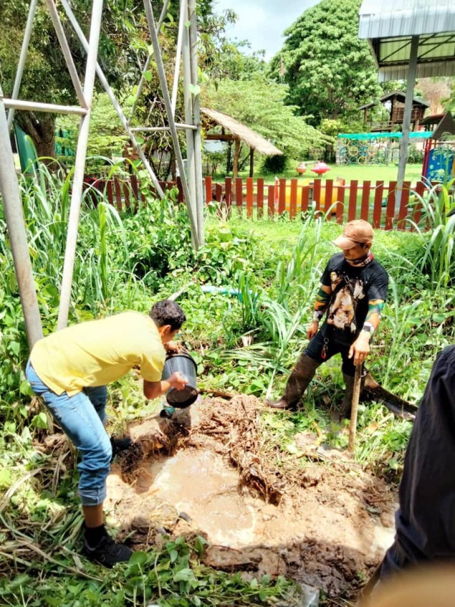 กองช่าง (งานประปา) ดำเนินการซ่อมแซมท่อเมนและท่อส่งน้ำประปา ณ บ้านนาดี หมู่ที่ 4 ตำบลนาดี อำเภอนาเยีย จังหวัดอุบลราชธานี เพื่อให้ใช้งานได้ปกติ